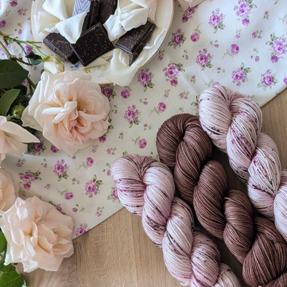 Pétale de rose et carré de chocolat