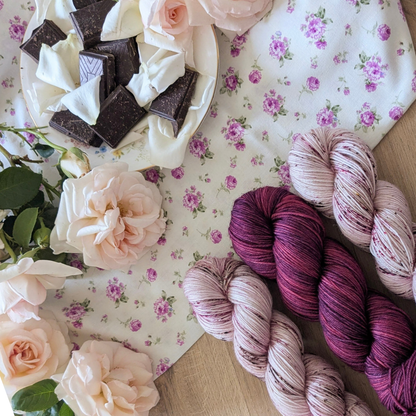 Pétale de rose et carré de chocolat