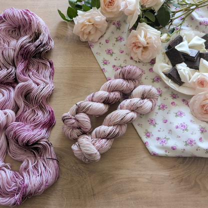 Pétale de rose et carré de chocolat
